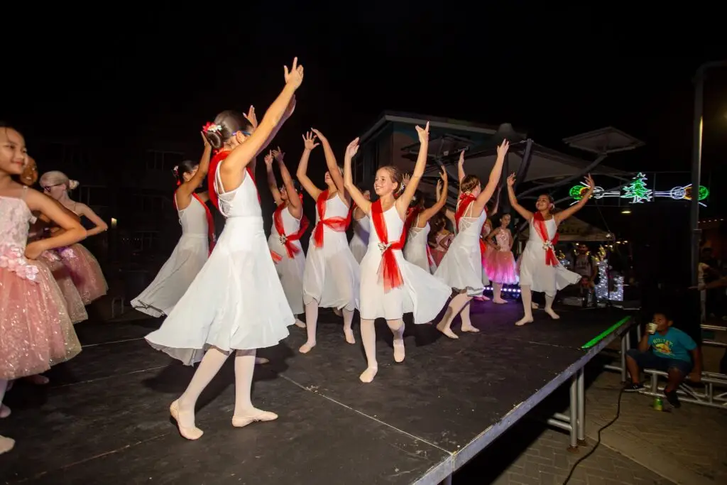 Dancers on stage at the Aruba Christmas Fair 2023