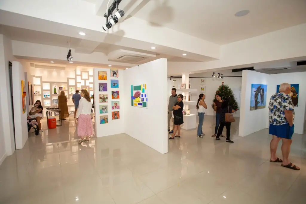 Visitors in the gallery at the Aruba Christmas Fair 2023