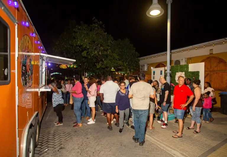 Visitors filling the lit street at the Aruba Christmas Fair 2023
