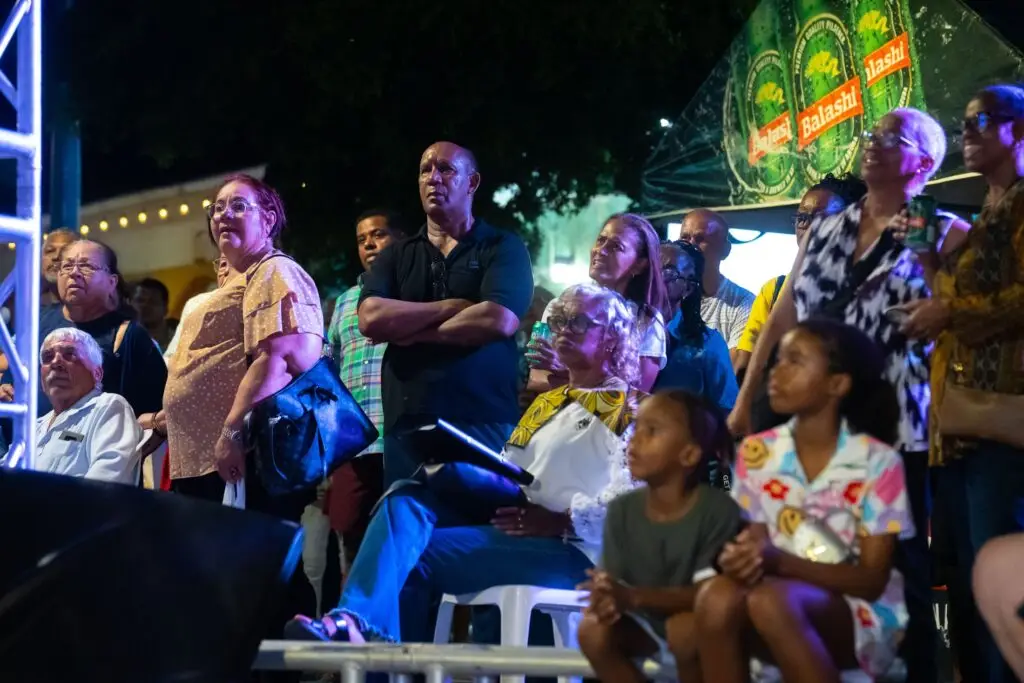 Children watching the performances at the Aruba Christmas Fair 2024